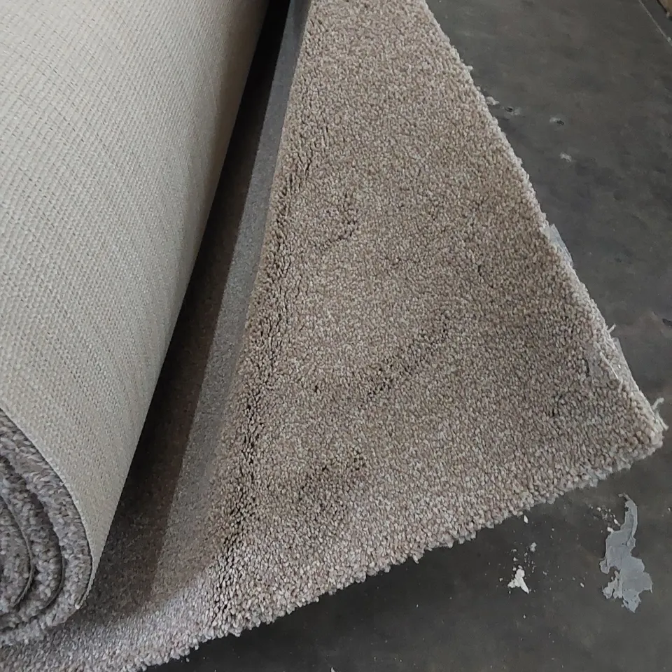 ROLL OF QUALITY INGLEWOOD SAXONY CARPET // SIZE: APPROXIMATELY 9 X 4m
