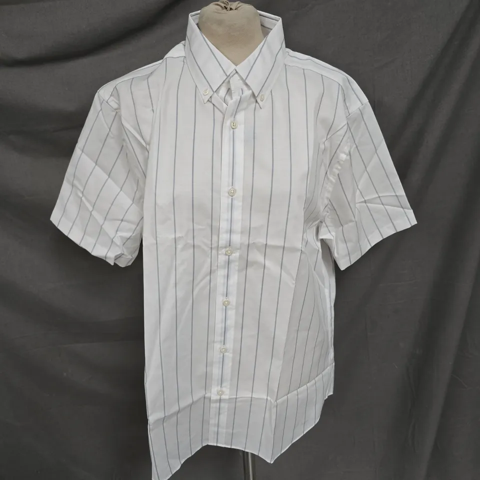 CHARLES TYRWHITT NON-IRON STRETCH POPLIN SLUB SHORT SLEEVE SLIM FIT SHIRT IN WHITE & BLUE PINSTRIPE SIZE L