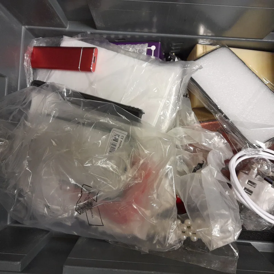 BOX OF APPROX 15 ITEMS TO INCLUDE ASSORTED PHONE CASES AND SCREEN PROTECTORS FOR VARIOUS PHONES