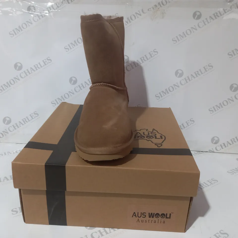 BOXED PAIR OF AUS WOOLI CRONULLA SHOES IN CHESTNUT UK SIZE 8