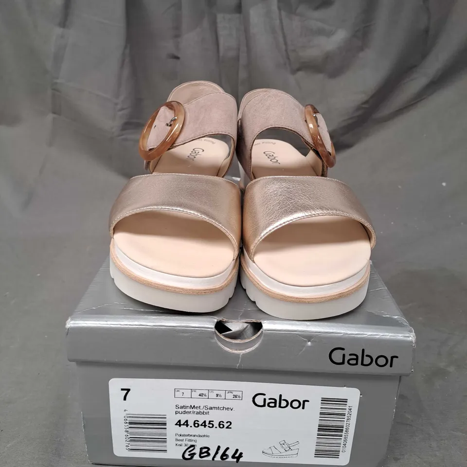 BOXED PAIR OF SANDAL DEEP FOOTBED SANDALS SIZE 7