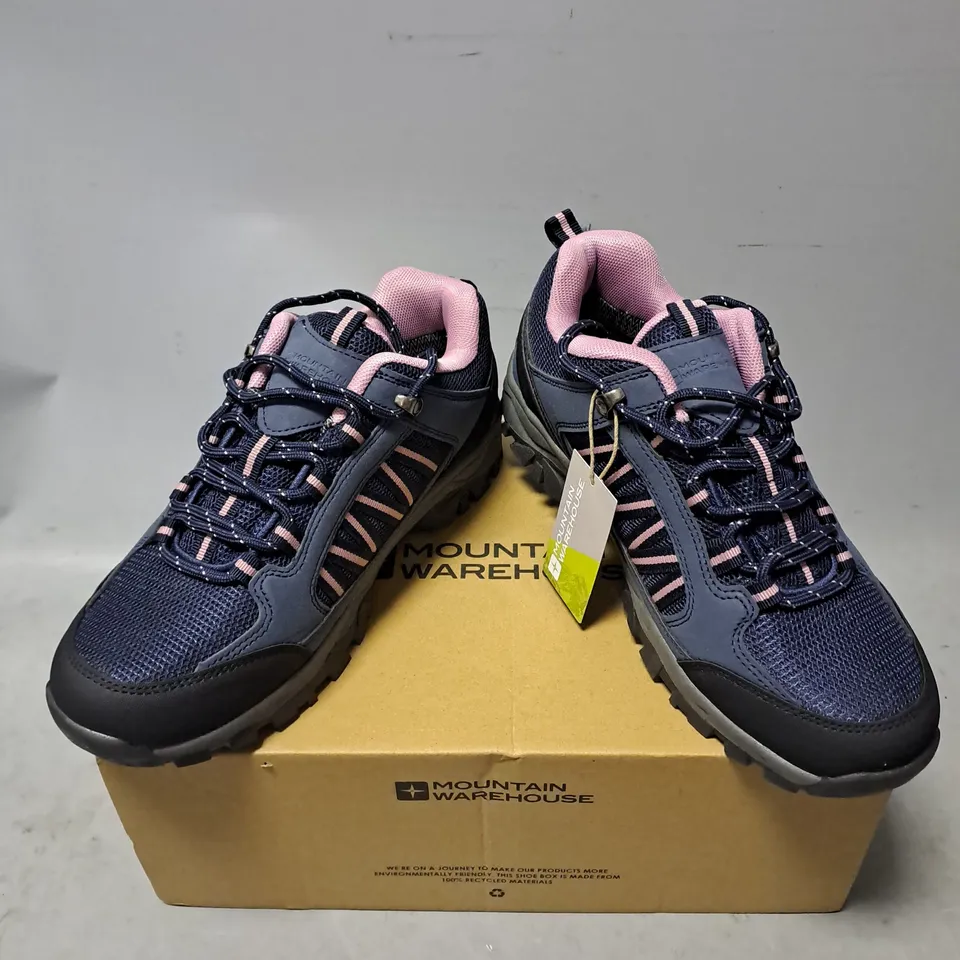 BOXED PAIR OF MOUNTAIN WAREHOUSE PATH WOMENS OUTDOOR WATERPROOF WALKING SHOE IN NAVY SIZE 6