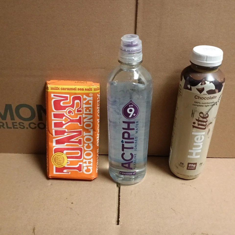 APPROXIMATELY 12 ASSORTED FOOD AND DRINKS ITEMS TO INCLUDE - HUEL LITE CHOCOLATE SHAKE, ACTIPH ALKALINE WATER, TONY'S CHOCOLATE BAR ETC 