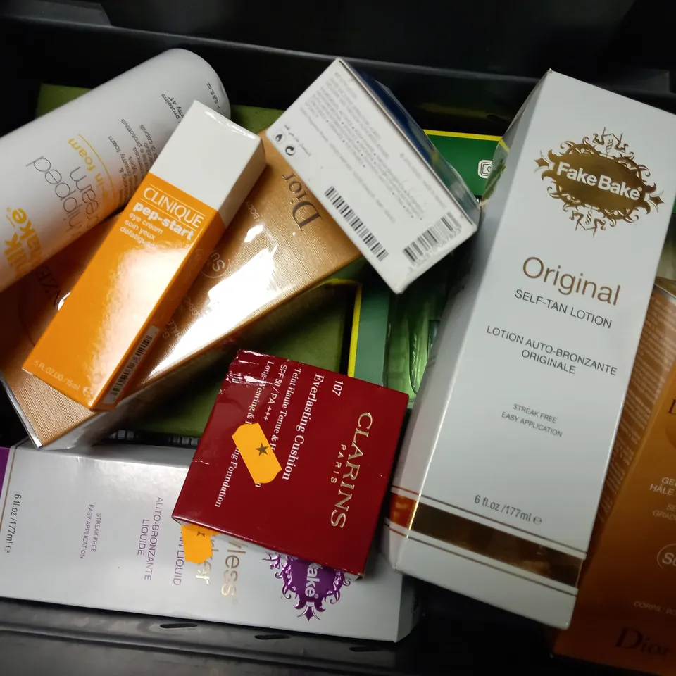 APPROXIMATELY 10 ASSORTED BEAUTY PRODUCTS TO INCLUDE HOGO DEEP GREEN GIFT SET, DIOR BRONZE SELF-TANNING JELLY, FAKE BAKE ORIGINAL SELF-TAN LOTION, FAKE BAKE FLAWLESS DARKER SELF-TAN LIQUID ETC.
