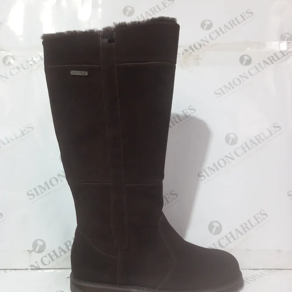 BOXED PAIR OF EMU AUSTRALIA MOONTA BOOTS IN ESPRESSO SIZE 6