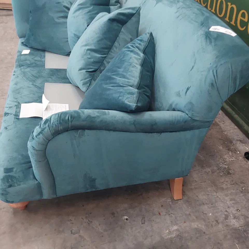 DESIGNER 2.5 SEATER HUGH BACKED SOFA PLUSH TURQUOISE FABRIC WITH SCATTER CUSHIONS 