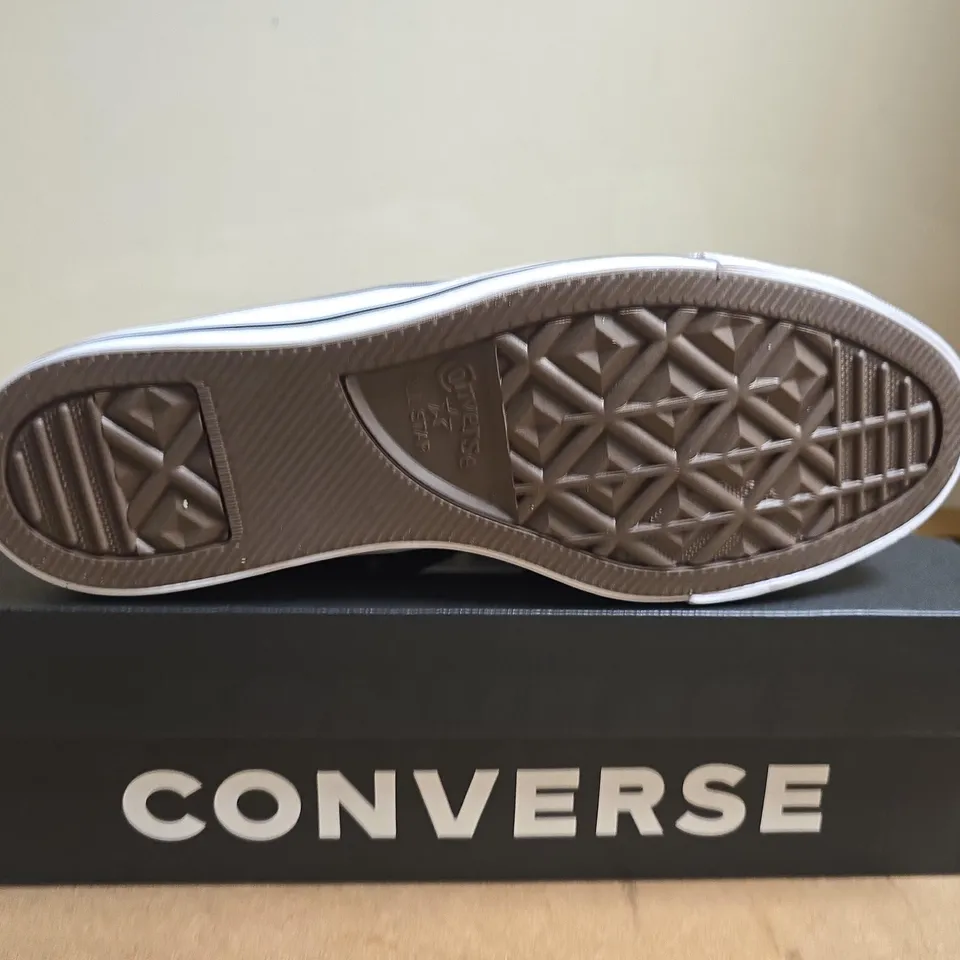 BOXED PAIR OF CONVERSE ALL STAR OX NAVY TRAINERS – UK SIZE 9