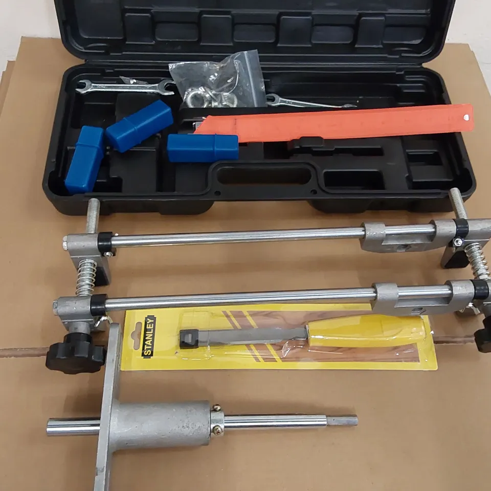 WOODEN DOOR OPENING TOOLKIT (1 ITEM)