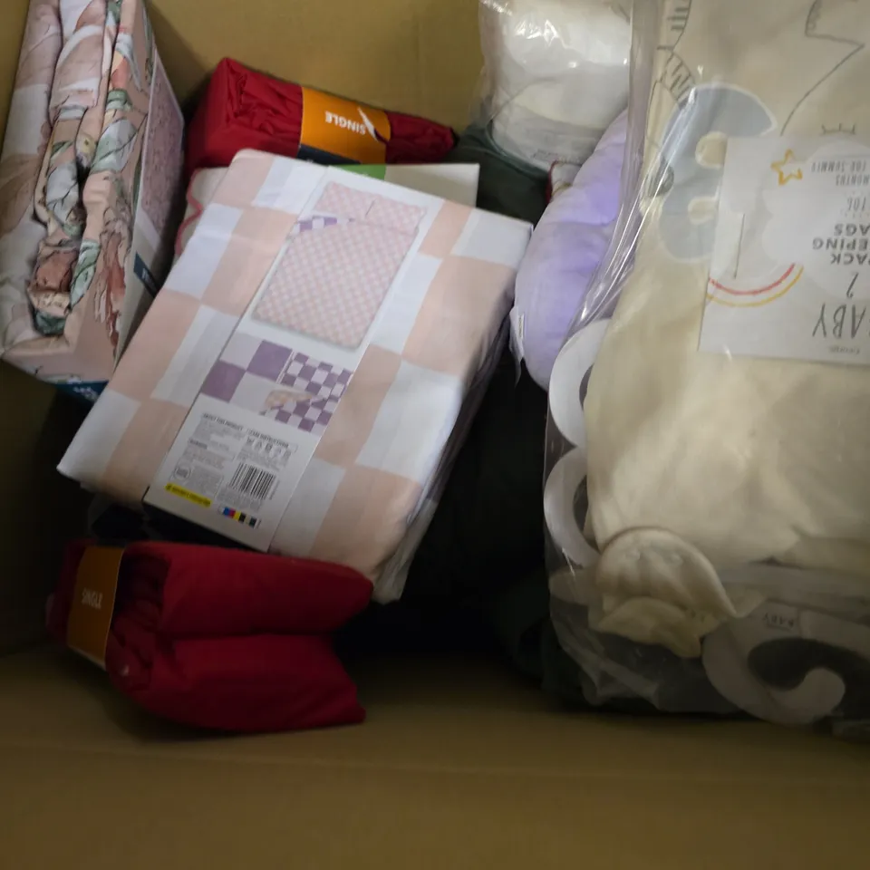 BOX OF APPROXIMATELY 12 ASSORTED ITEMS TO INCLUDE - EMBROIDERED DUVET SET KING , HIGHLAND COW CUSHION ETC