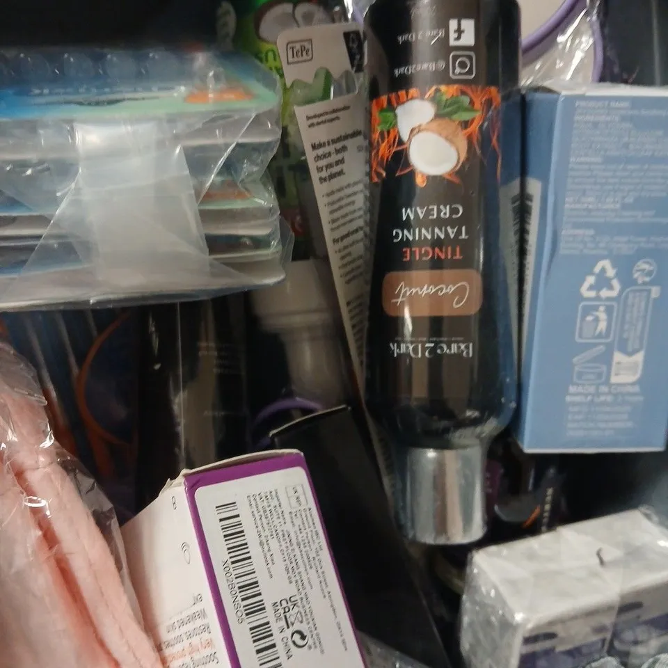 APPROX 12 ASSORTED BEAUTY PRODUCTS TO INCLUDE GLOVED BODY WASH, UK LASH MASCARA, TROPIC MOISTURISER, ETC