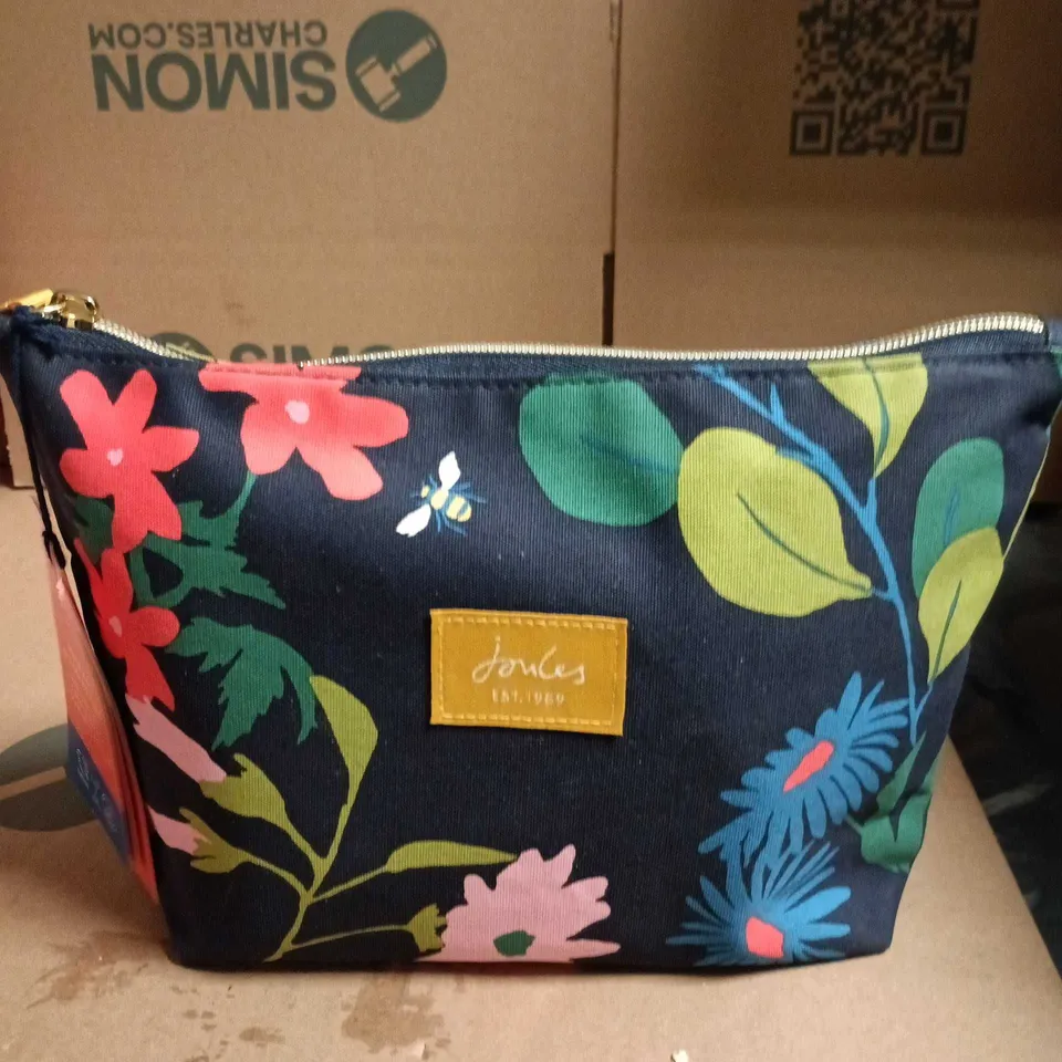 JONES BEAUTY GIFT SET IN NAVY FLORAL POUCH (EST. 1989) – UPLIFTING BODY WASH AND TWO TINS