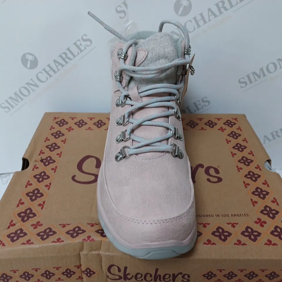 BOXED PAIR OF SKECHERS SYNERGY WARM BOOTS IN BLUSH - SIZE 5.5