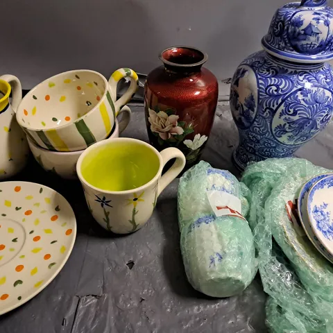 LOT OF APPROXIMATELY 15 ASSORTED HOME CERAMIC ITEMS TO INCLUDE VASES, CUPS AND PLATES