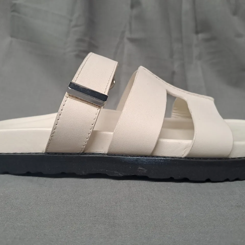 PAIR OF MINT VELVET OPEN TOE SANDALS IN CREAM EU SIZE 39