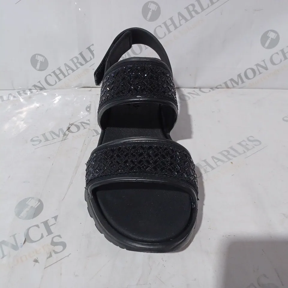 BOXED PAIR OF SKETCHERS PARTY SANDAL IN BLACK SIZE 5