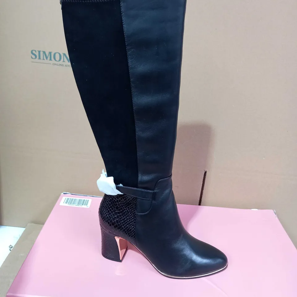 BOXED PAIR OF MODA IN PELLE BOOTS SIZE 41