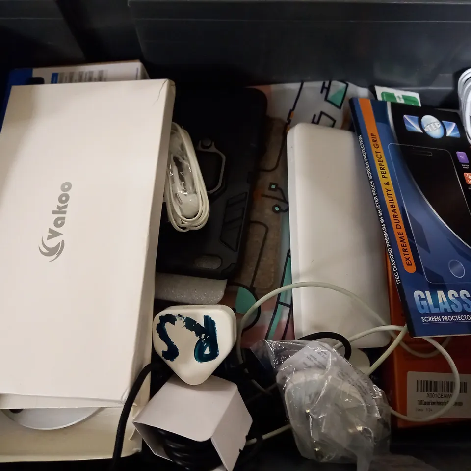 BOX OF APPROX 10 ITEMS TO INCLUDE ASSORTED PHONE/TABLET CASES AND SCREEN PROTECTORS FOR VARIOUS MODELS