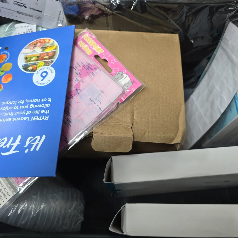 APPROXIMATELY 15 ASSORTED ITEMS TO INCLUDE - LUNCH BOX , EARTH BREEZE FRESH DETERGENT SHEET , SONY WALKMAN ETC