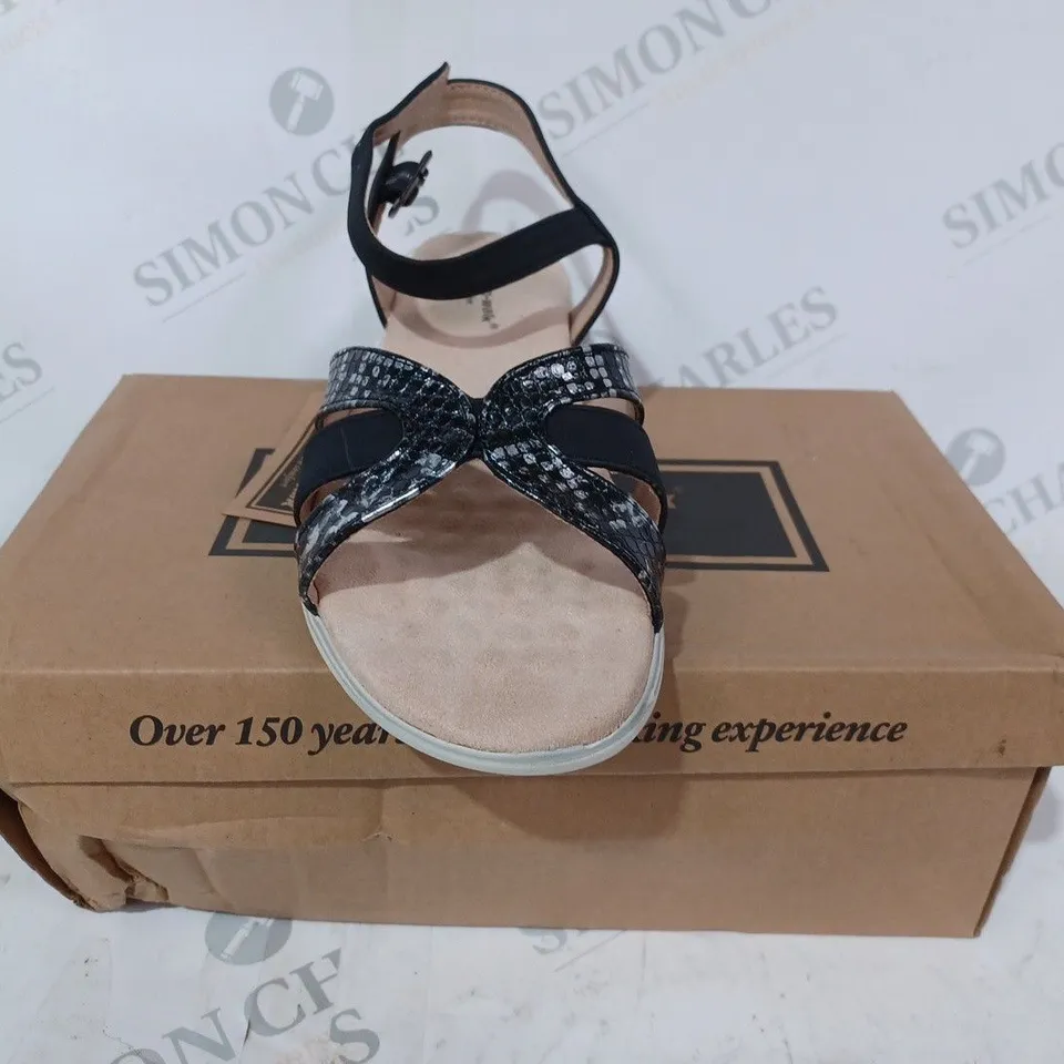 BOXED PAIR OF CUSHION-WALK FAUX SNAKESKIN SANDALS IN BLACK SIZE 6