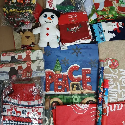 LOT OF 14 ASSORTED SEASONAL ITEMS TO INCLUDE HOT WATER BOTTLES, PLUSHIE, NAPKINS AND GIFT BAGS