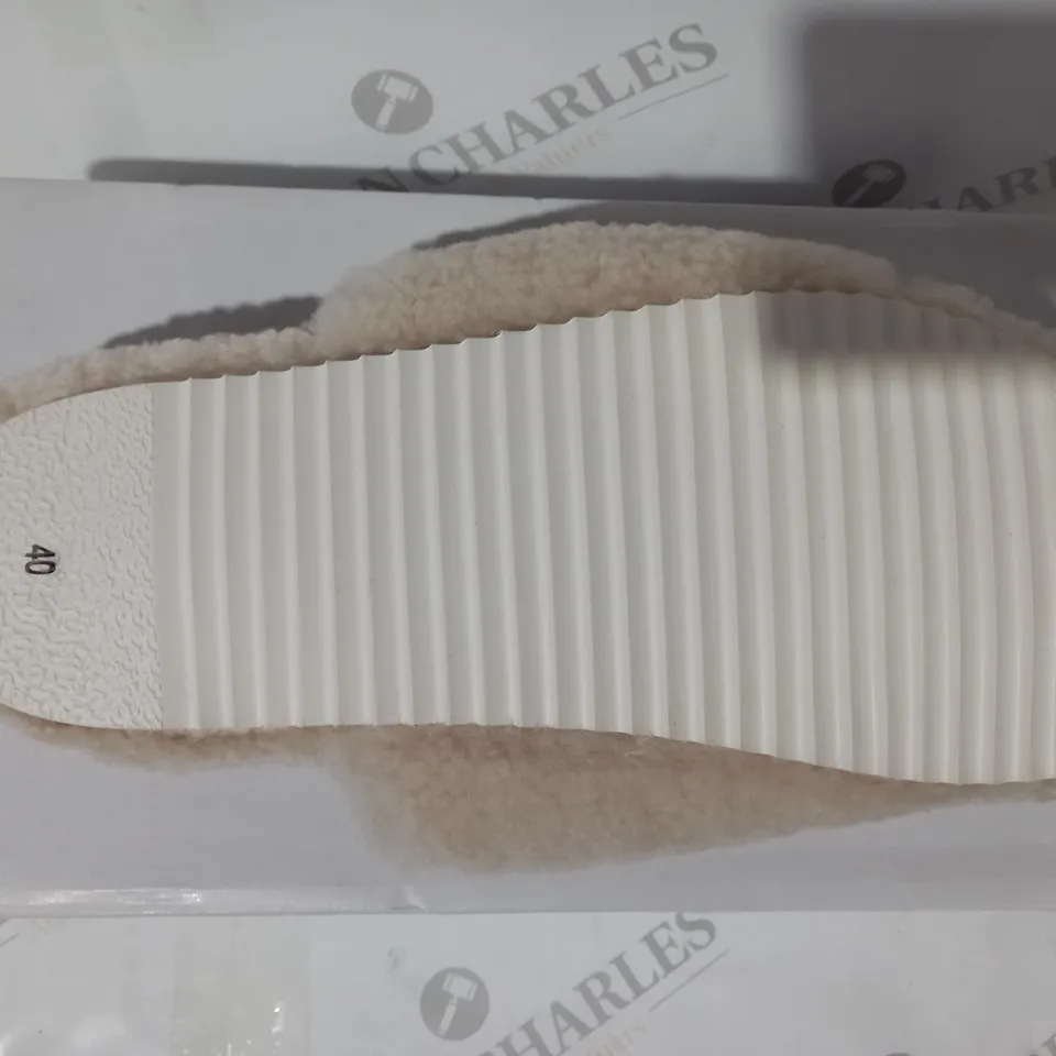 BOXED PAIR OF ADAMSBRO FLEECE SLIPPERS W. GOLD EFFECT DETAIL IN OFF WHITE EU SIZE 40
