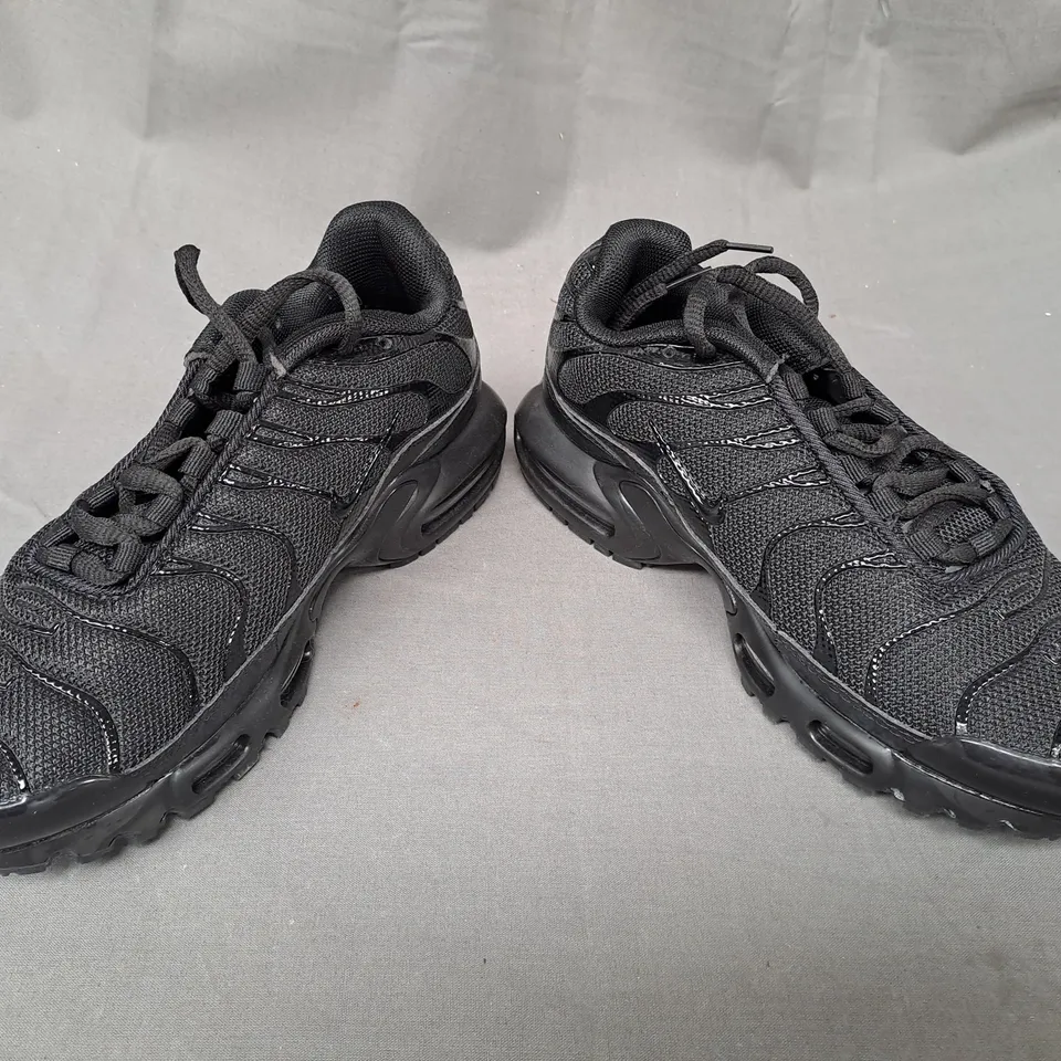 PAIR OF NIKE AIR SHOES IN BLACK UK SIZE 4