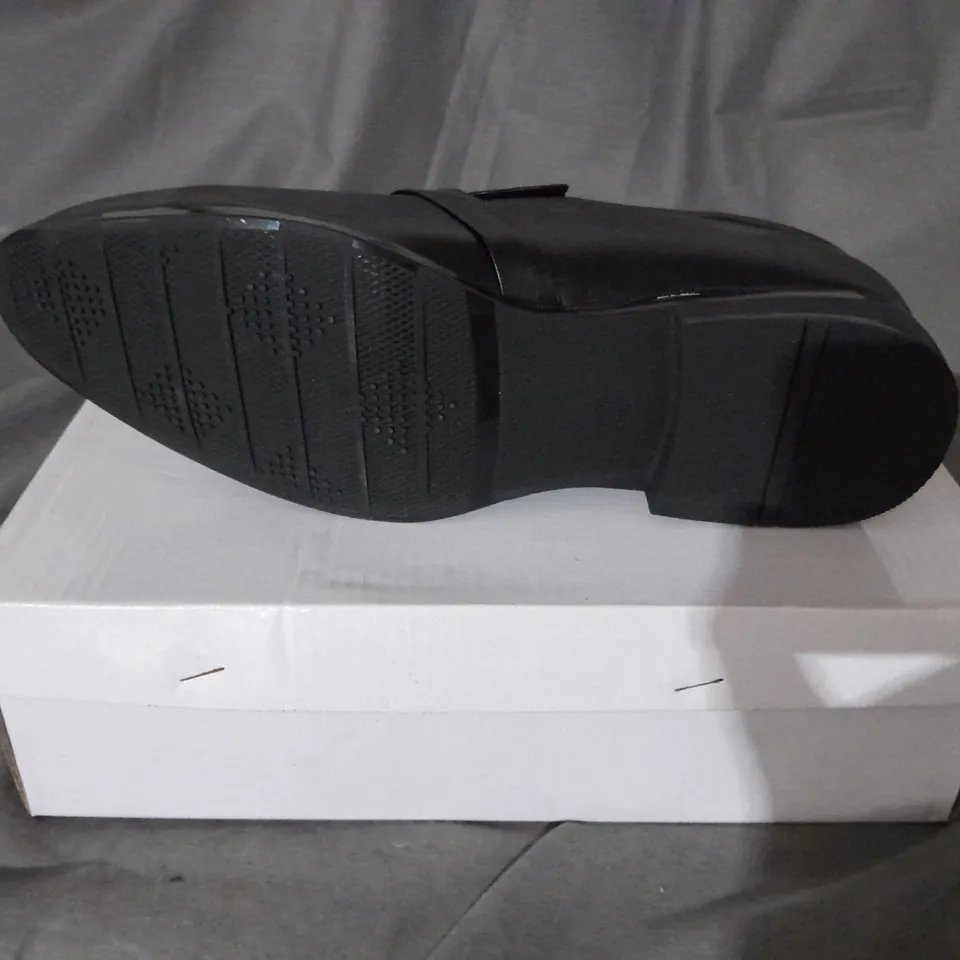 APPROXIMATELY 10 BOXED PAIRS OF BLACK LEATHER LOAFERS TO INCLUDE SIZE 7