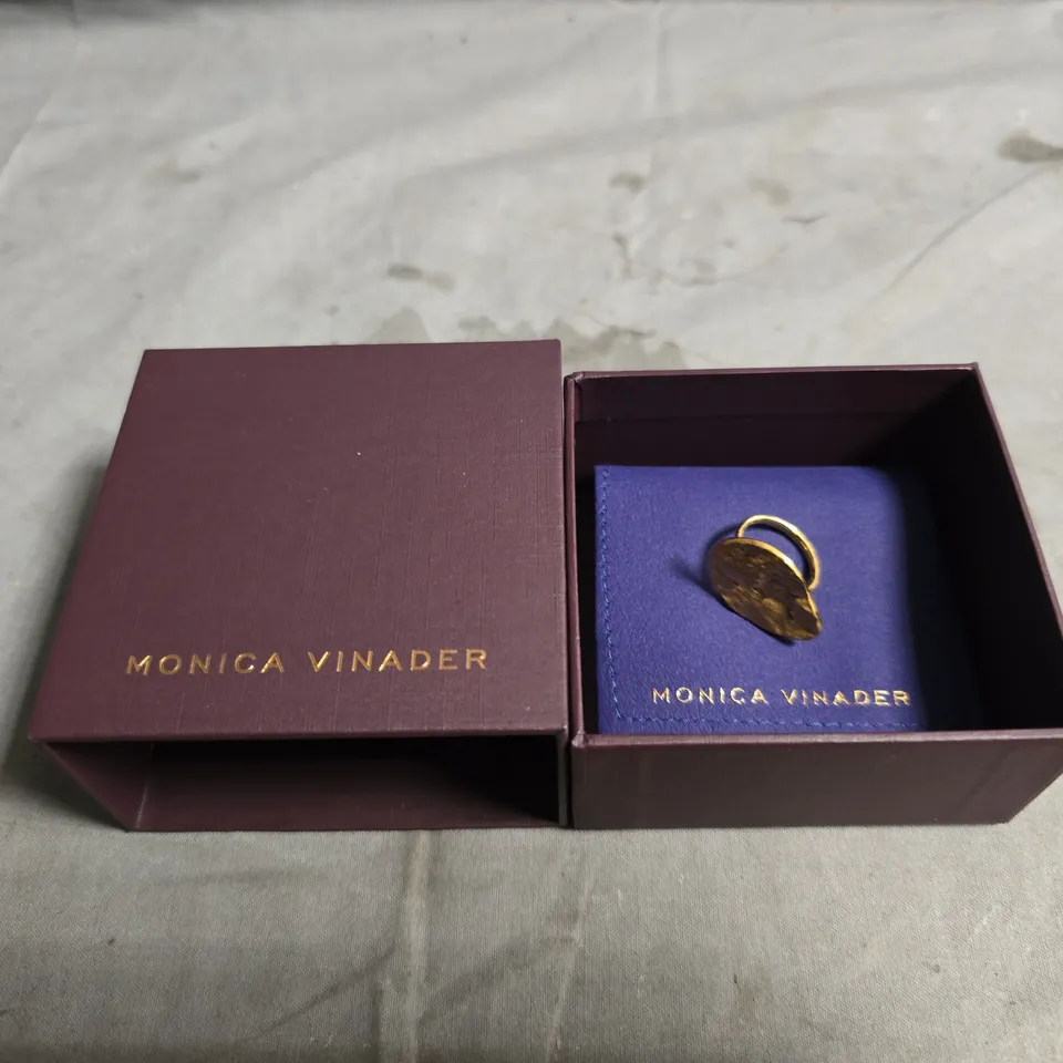 MONICA VINADER GOLD-TONE RING WITH HAMMERED DISC – BOXED 
