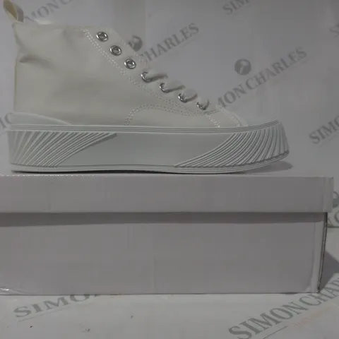 BOXED PAIR OF FASHION PLATFORM CANVAS SHOES IN OFF-WHITE EU SIZE 39