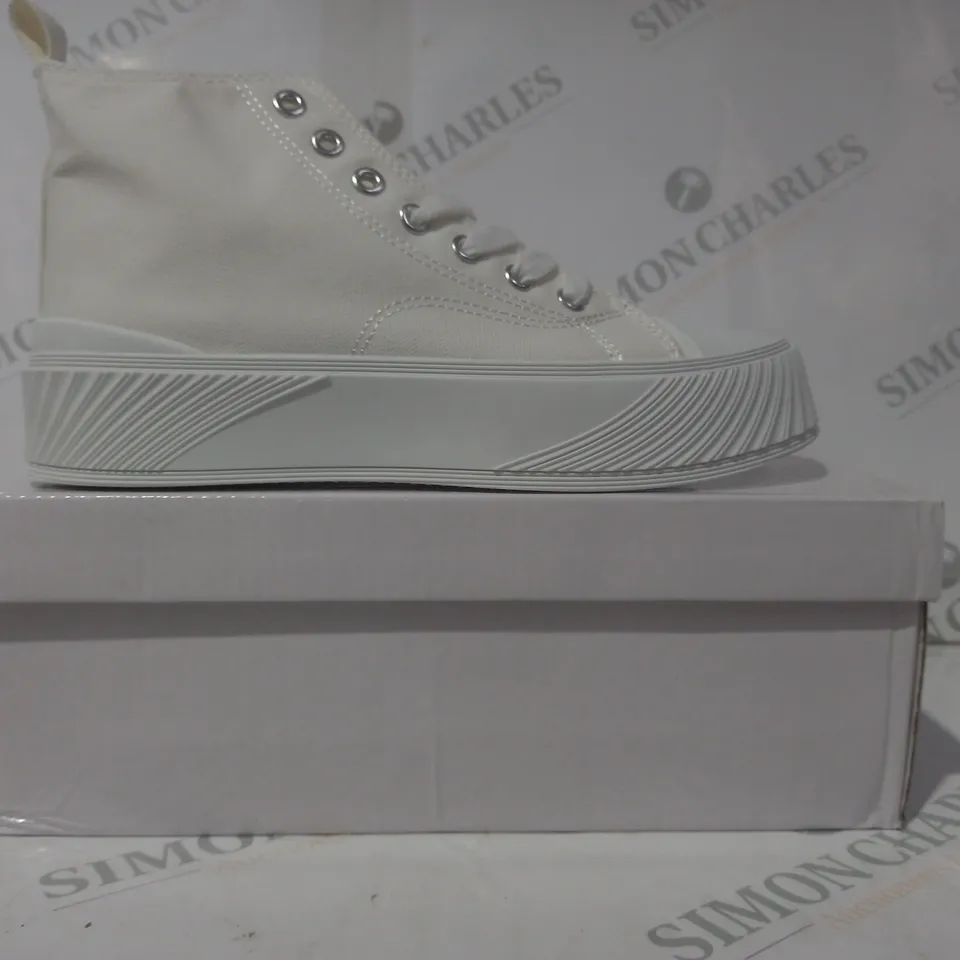BOXED PAIR OF FASHION PLATFORM CANVAS SHOES IN OFF-WHITE EU SIZE 39