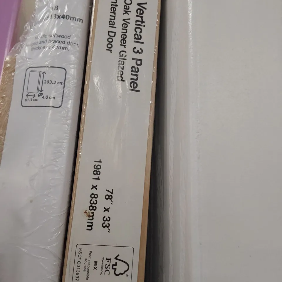 VERTICAL 3 PANEL OAK VENEER GLAZED INTERNAL DOOR 1981 × 838mm