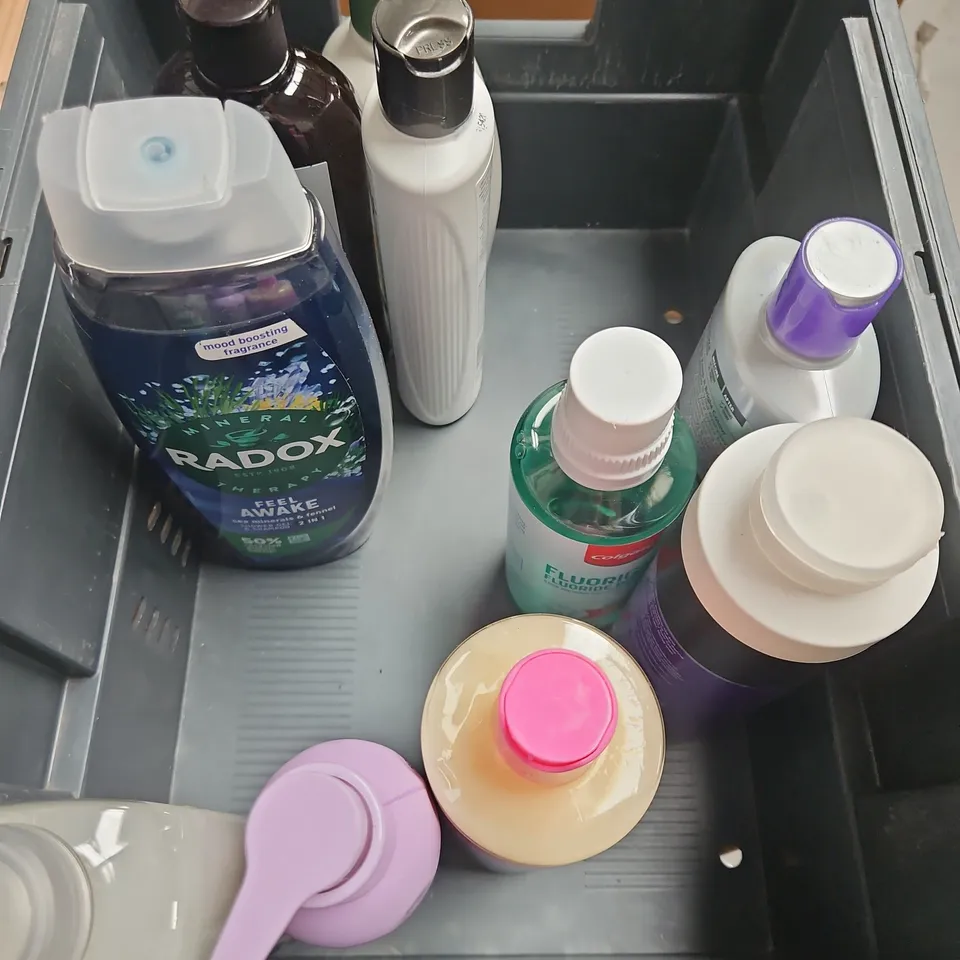APPROXIMATELY 20 ASSORTED HEALTH & BEAUTY PRODUCTS TO INCLUDE - BED HEAD RECOVERY CONDITIONER - AVA ESTELL BODY WASH - AVEENO CREAM - ETC - COLLECTION ONLY