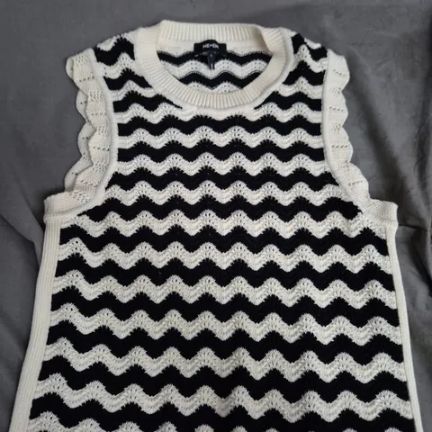 ME & EM SLEEVELESS WAVE KNIT TOP – BLACK & WHITE - SIZE S