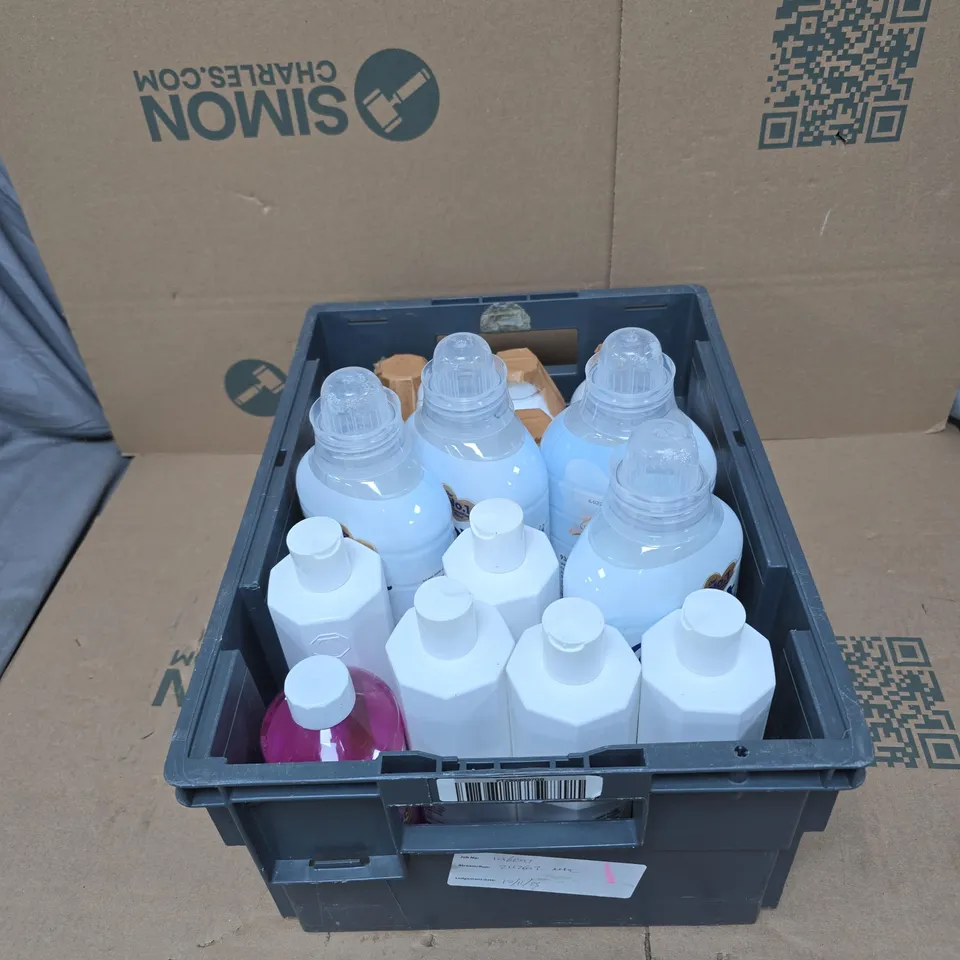 TOTE OF APPROXIMATELY 15 ASSORTED HOUSEHOLD ITEMS TO INCLUDE COMFORT PURE, FABULOSA, WASHING UP LIQUID ETC