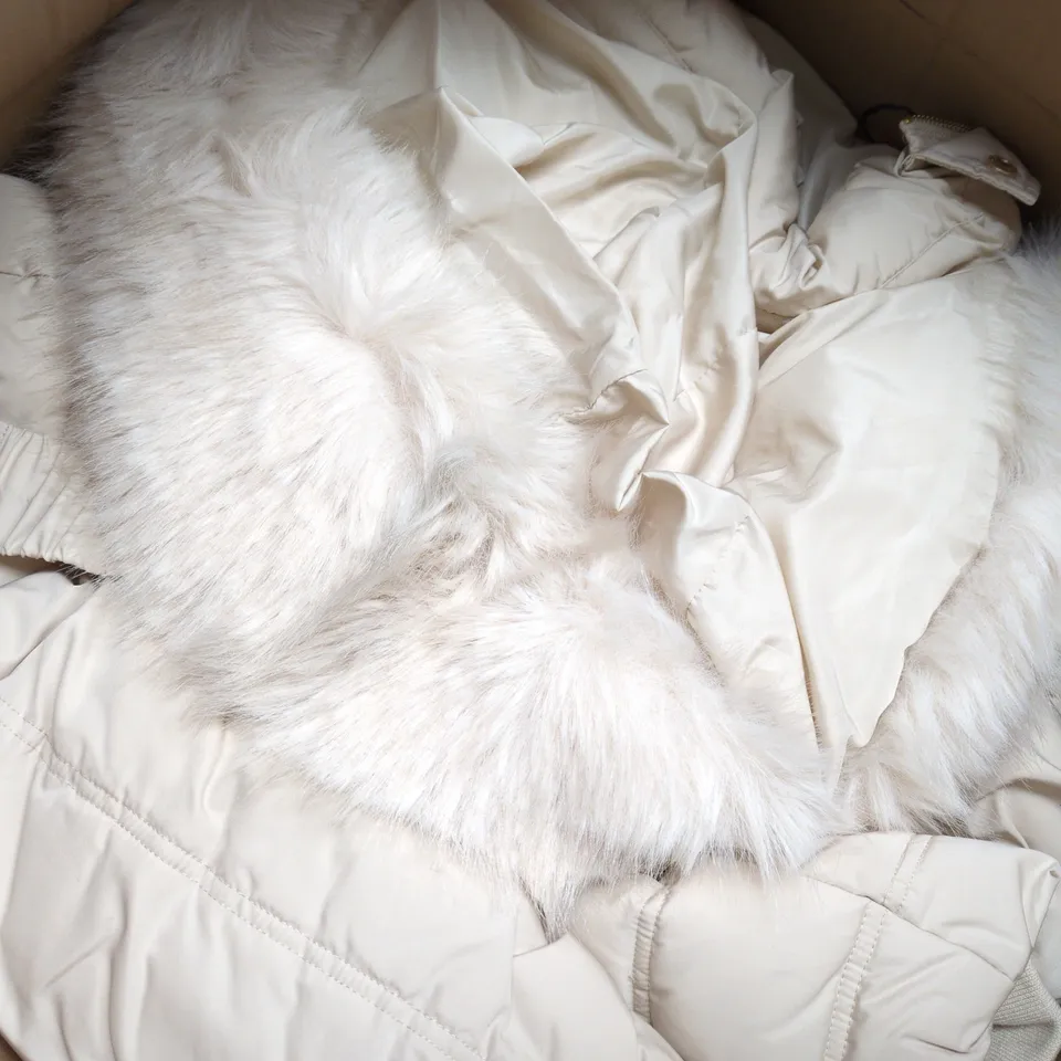 BOX OF APPROXIMATELY 10 ASSORTED CLOTHING ITEMS IN VARIOUS STYLES, SIZES, AND COLOURS - COLLECTION ONLY