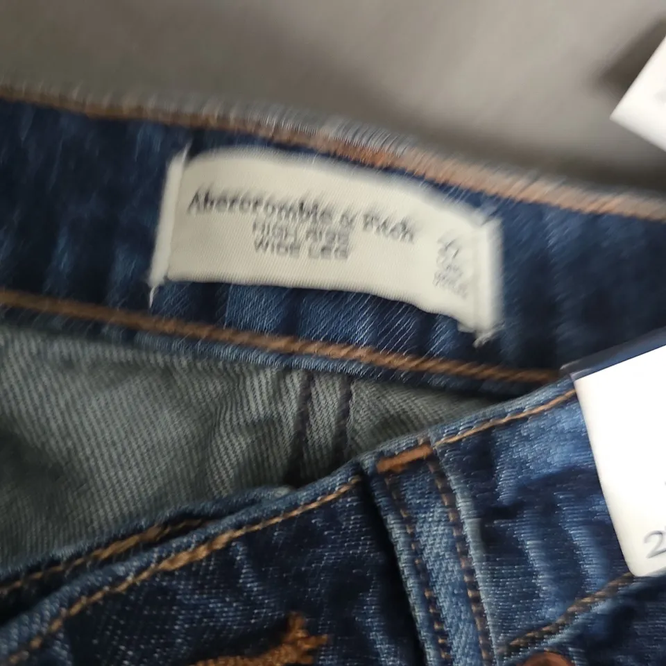 ABERCROMBIE & FITCH HIGH RISE WIDE LEG JEANS IN BLUE - 27LONG