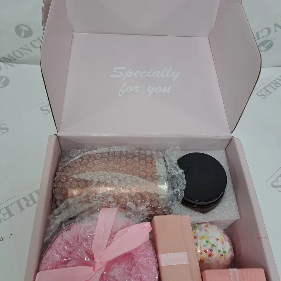 21ST HAPPY BIRTHDAY GIFT BOX TO INCLUDE CUP, CANDLE, SOCKS ETC