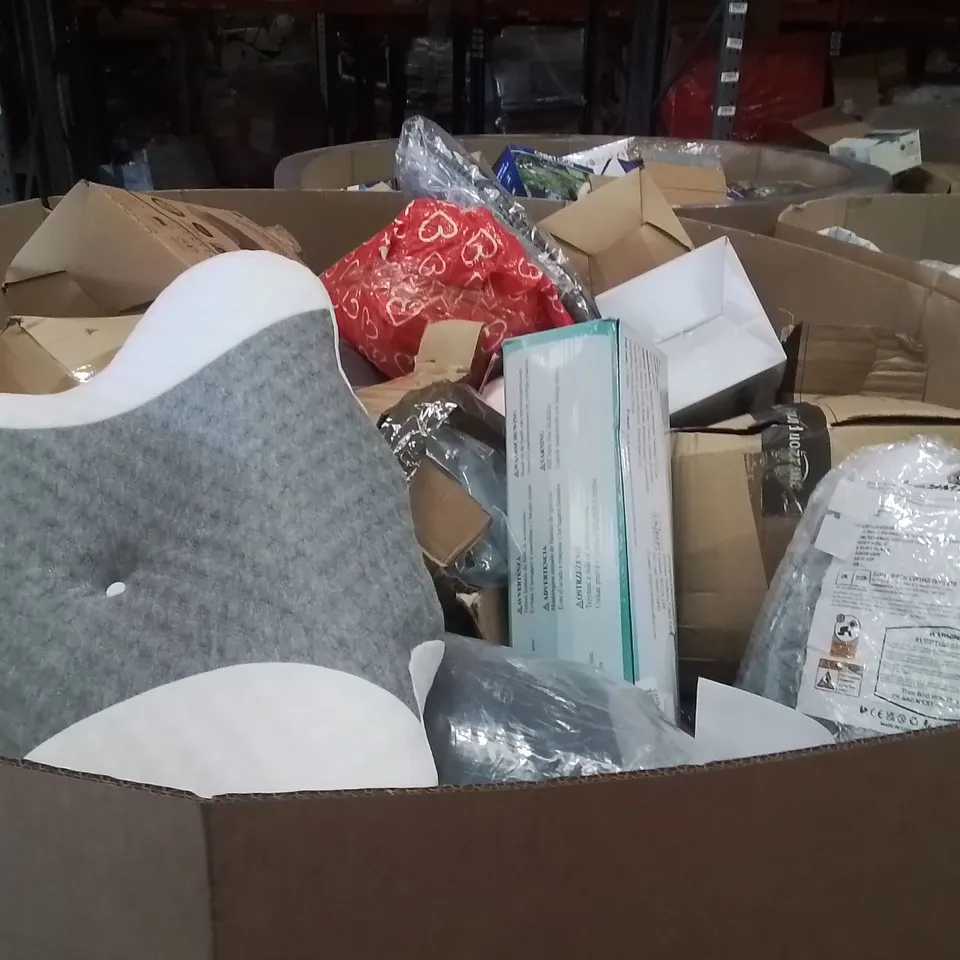 PALLET CONTAINING A LARGE QUANTITY OF PILLOWS