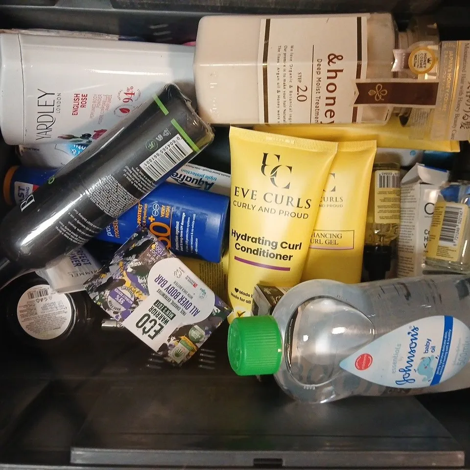 APPROXIMATELY 15 ASSORTED HEALTH & BEAUTY PRODUCTS TO INCLUDE CURL CARE TOWEL, EVE CURLS HAIR MASK, BUFF BROWZ SKIN SHEILD, ETC - COLLECTION ONLY
