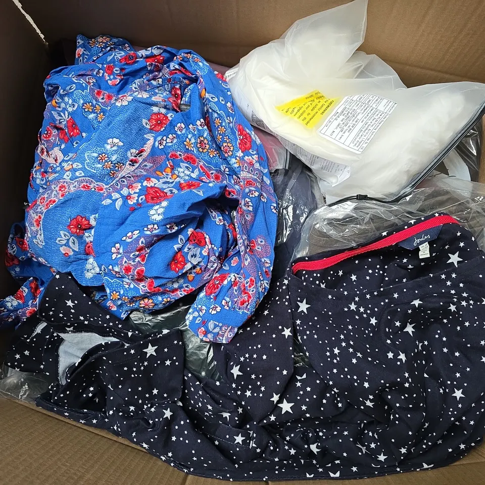 APPROXIMATELY 30 ASSORTED CLOTHING ITEMS IN VARIOUS SIZES, STYLES & COLOURS TO INCLUDE BRANDS SUCH AS JOULES, SEEBERGER, COTTONTRADERS, ETC - COLLECTION ONLY