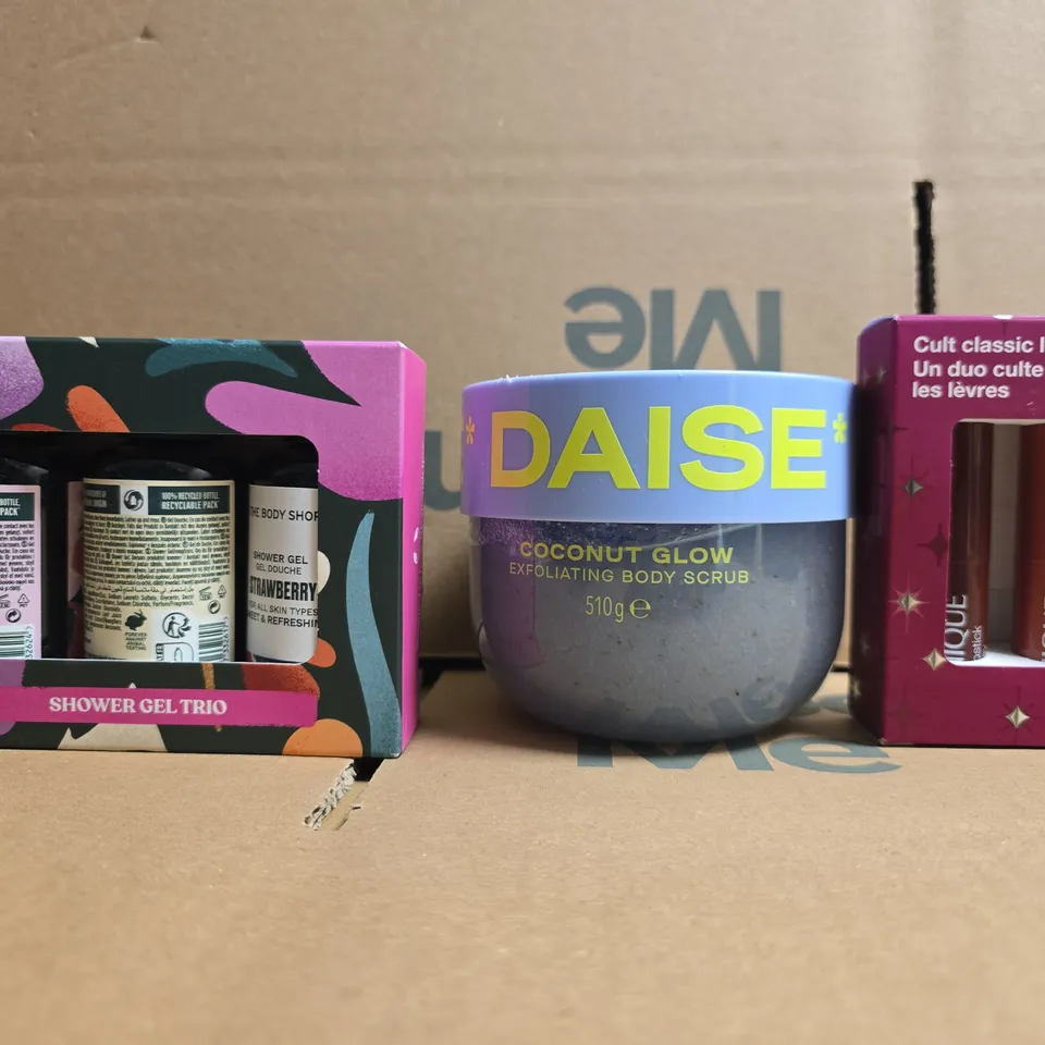 APPROXIMATELY 20 ASSORTED COSMETIC ITEMS TO INCLUDE DAISE, SHOWER GEL TRIO, ETC - COLLECTION ONLY