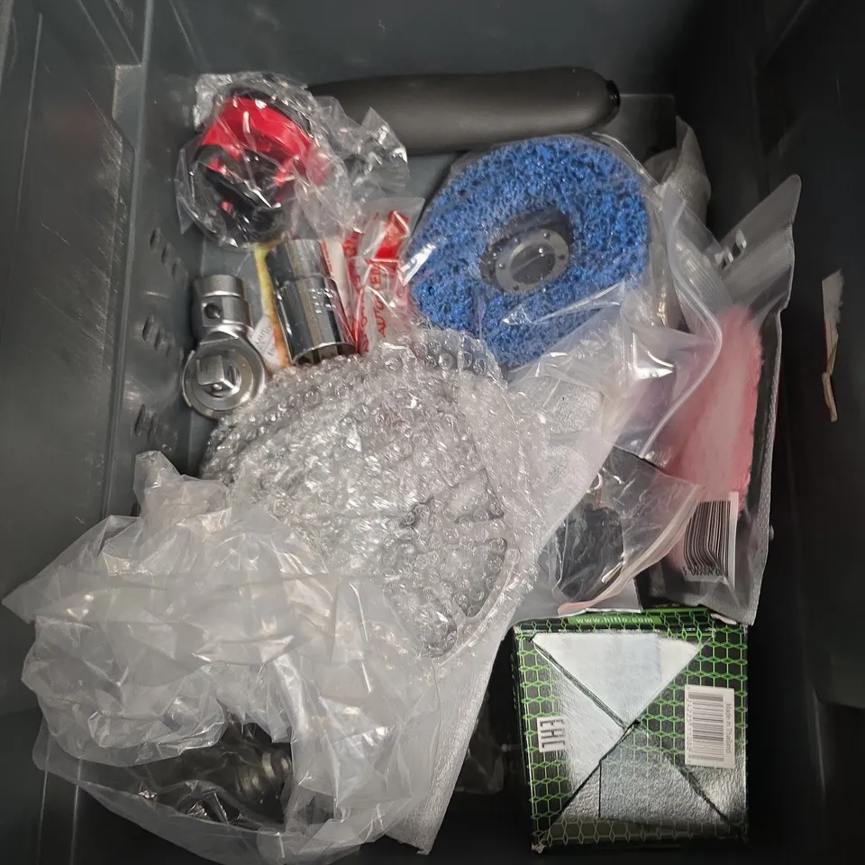 APPROXIMATELY 10 ASSORTED CAR ACCESSORIES TO INCLUDE - LUBRICATING GREASE - SEALEY 3/4" SQ DRIVE IMPACT UNIVERSAL JOINT - ADJUSTABLE WRENCH - ETC - COLECTION ONLY