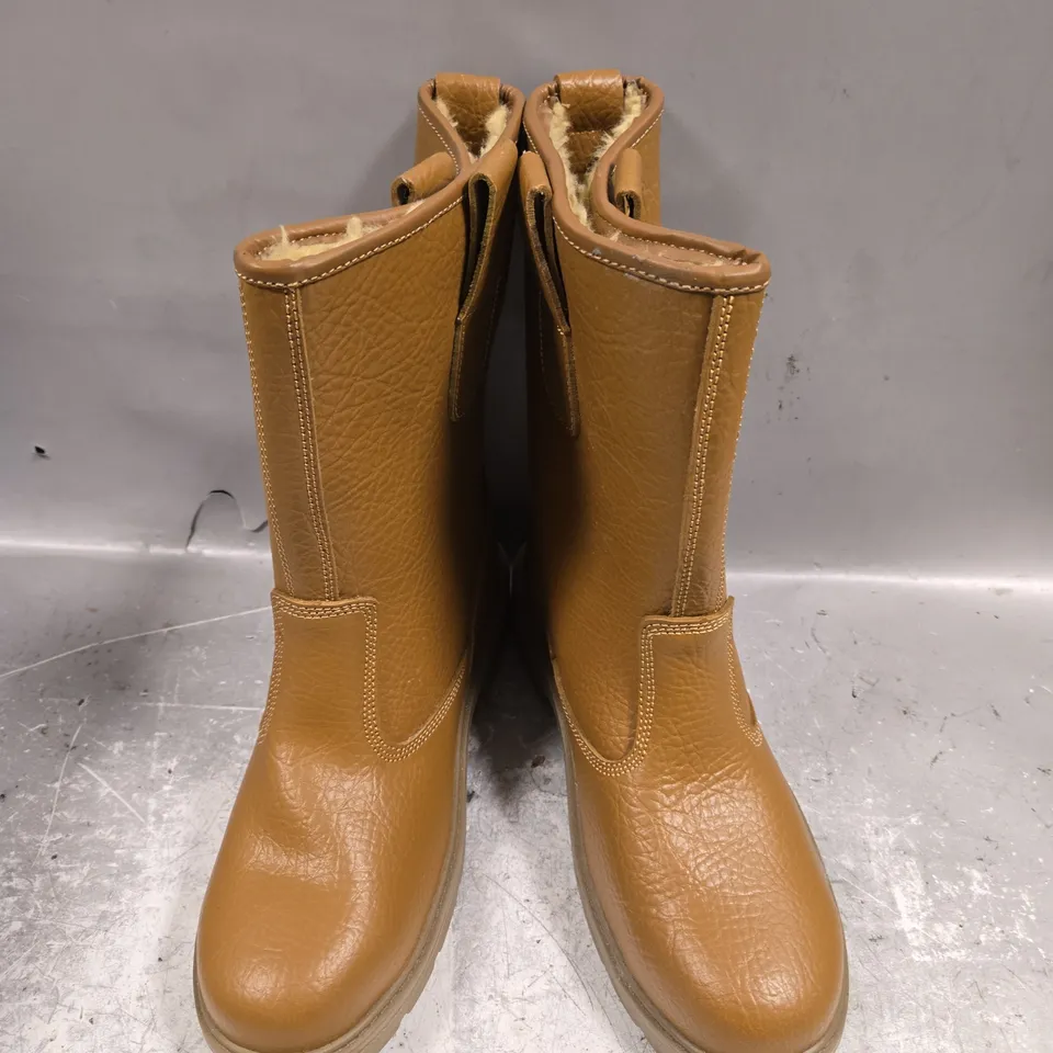 PAIR OF GROUNDWORK BOOTS IN TAN - 10
