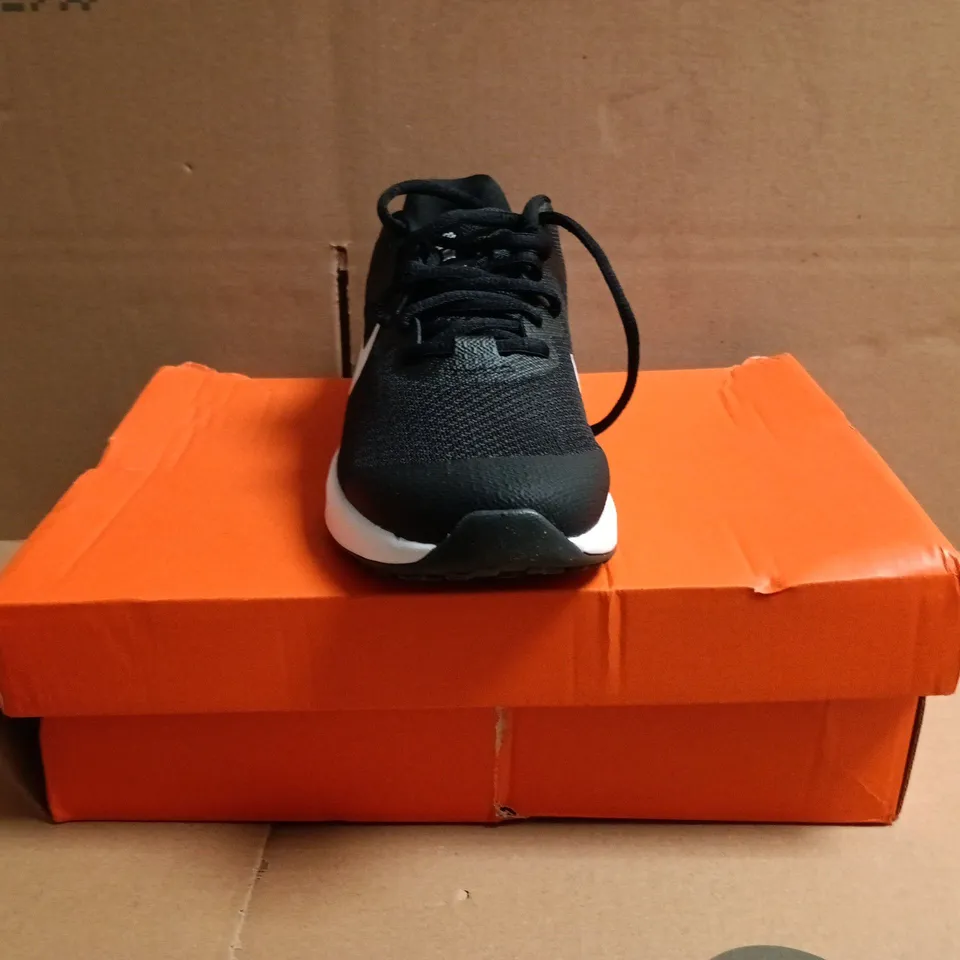 BOXED PAIR OF NIKE RUNNING TRAINERS IN BLACK/WHITE SIZE UK 4