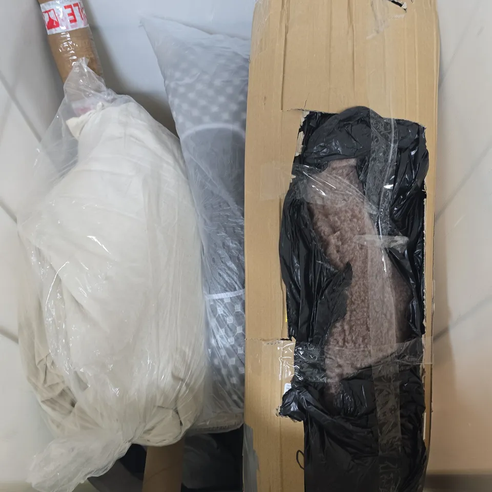 APPROXIMATELY 10 ASSORTED ITEMS TO INCLUDE KETTLEBELL, FLASH POWERMOP WIPE REFILLS, CAR PARTS, ETC