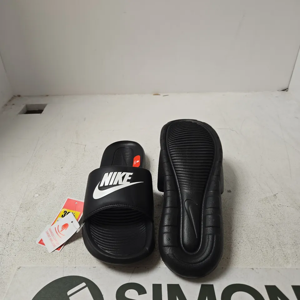  NIKE SLIDE SANDALS – BLACK/WHITE - UK 7 