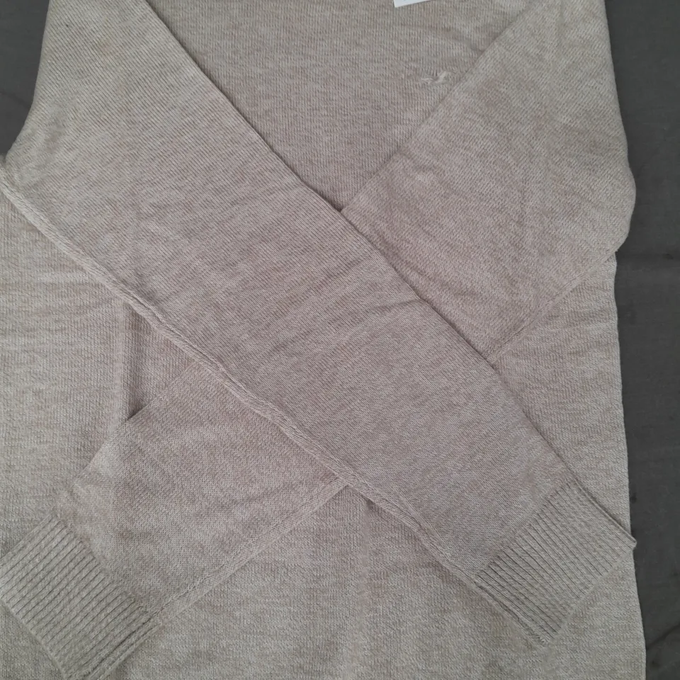 HOLLISTER LONG SLEEVE CREW NECK SWEATSHIRT IN BEIGE SIZE MEDIUM