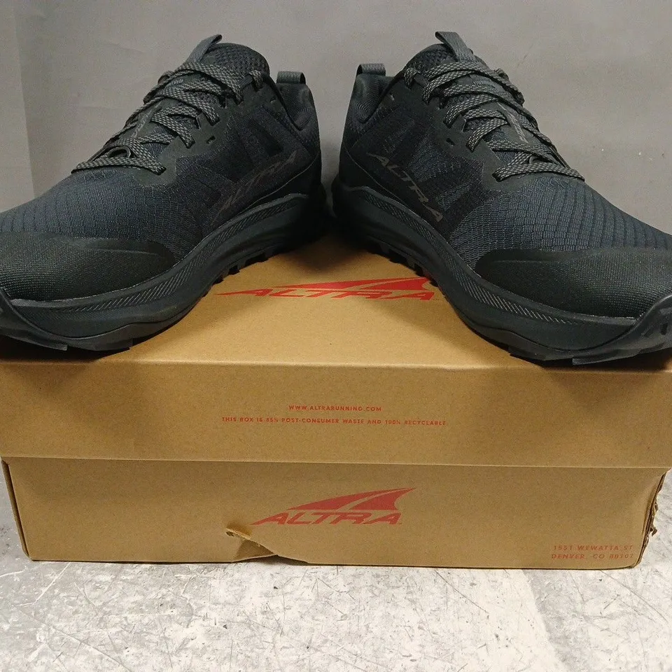 BOXED PAIR OF ALTRA MEN'S LONE PEAK SHOES IN BLACK SIZE UK 9