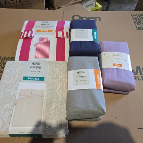 BOX OF APPROXIMATELY 15 ASSORTED BEDDING AND SOFT FURNISHING  ITEMS TO INCLUDE - LILAC FITTED SHEETS , FITTED SHEETS , DUVET  SET DOUBLE ETC