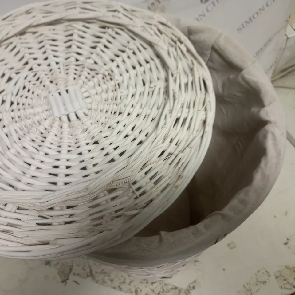 WHITE WICKER LNED LAUNDRY HAMPER
